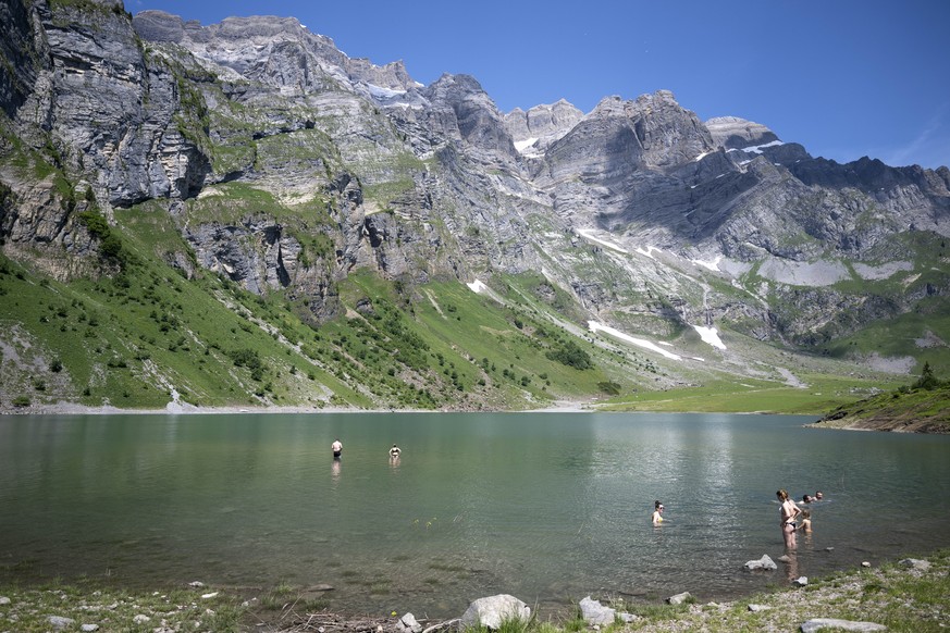 Menschen geniessen im Oberblegisee eine Abkuehlung, am Sonntag, 21. Juni 2026 in Glarus Sued. Seit Donnerstag gibt der Bund Hitzewarnungen der Stufen 3 und 4 heraus. Laut MeteoSchweiz ist das Ende der ...