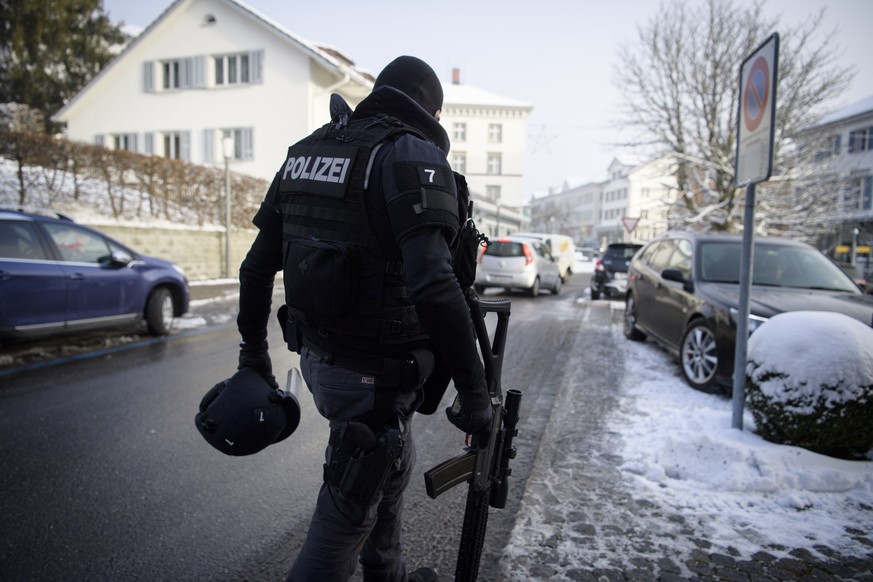 Ein vermummter Polizist, aufgenommen am Dienstag, 3. Januar 2016, in Heiden. Gemaess Kantonspolizei kam es bei einer Hausdurchsung zu einer Schiesserei. Ein 33-jaehriger Mann habe auf Beamten geschoss ...