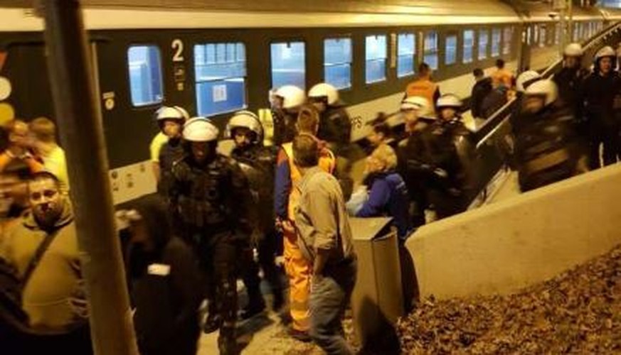 Die Polizei musste nach dem Cup-Spiel Schaffhausen gegen YB die beiden Fan-Lager am Bahnhof Schaffhausen voneinander trennen.&nbsp;