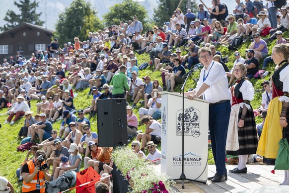 Bundesrat Albert Roesti bei seiner Ansprache, anlaesslich eines Alphorn Weltrekordversuchs mit ueber 1000 Alphornblaeser beim Klewenalp Festival am Samstag, 31. August 2024 auf der Klewenalp ob Becken ...