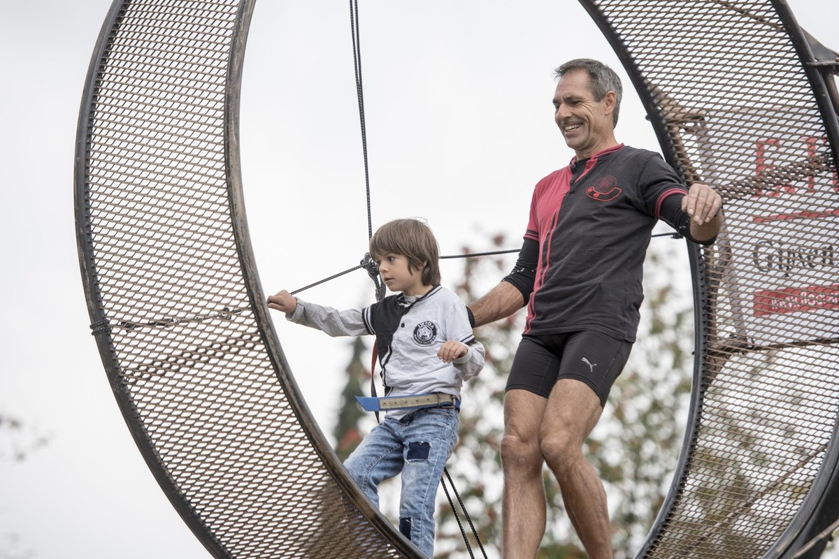 Der Schweizer Hochseilartist, Stuntman und Extremsportler Freddy Nock, rechts, und sein Sohn Leo (6), links, sind die ersten Minuten zusammen im "Todesrad, anlaesslich zum 25 Stunden Weltrekordve ...