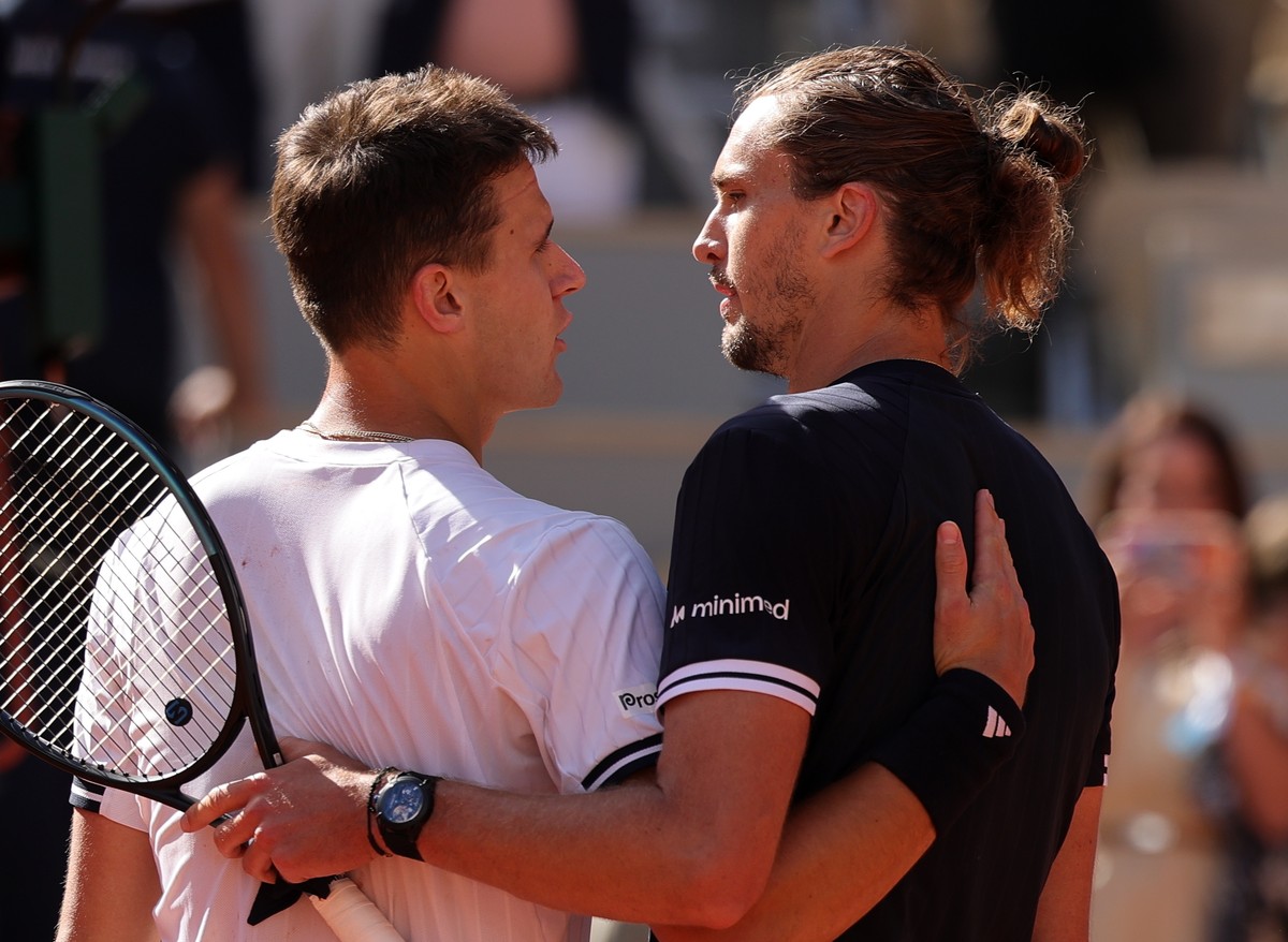 epa13018187 Alexander Zverev of Germany (R) reacts with Jakub Mensik of the Czech Republic after winning his Men's semifinal match at the French Open Grand Slam tennis tournament at Roland Garros ...