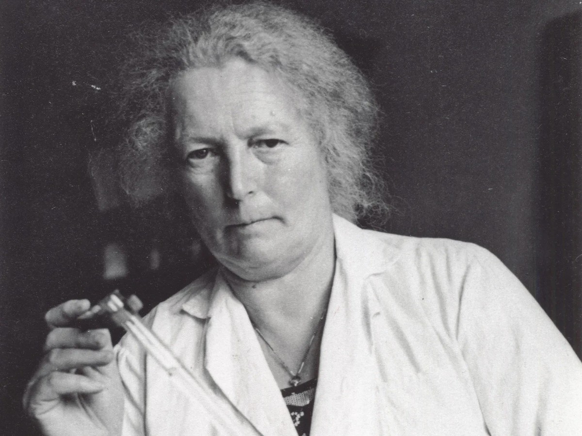 Gertrud Woker dans son laboratoire de biochimie à l’université de Berne.