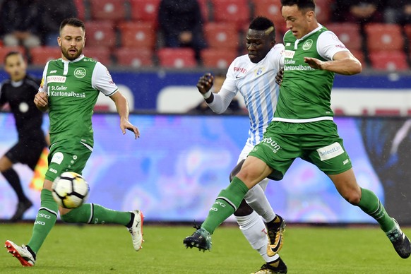 Der Zuercher Moussa Kone, links, gegen den St. Galler Silvan Hefti, rechts, beim Fussballspiel der Super League FC Zuerich gegen den FC St. Gallen im Stadion Letzigrund in Zuerich am Samstag, 9. Septe ...