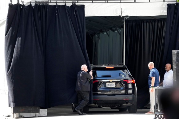 An SUV drops off guests at Madison Square Garden ahead of a reported wedding between Taylor Swift and Travis Kelce on Friday, July 3, 2026, in New York. (Photo by Charles Sykes/Invision/AP)
Taylor Swi ...