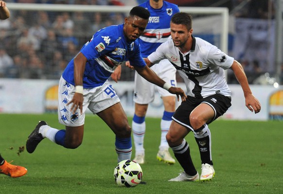 epa04778101 Sampdoria&#039;s Samuel Eto&#039;o (L) and Parma&#039;s Andi Lila in action during the Italian Serie A soccer match between UC Sampdoria and Parma FC at Luigi Ferraris stadium in Genoa, It ...