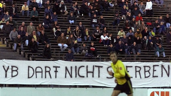 Einsam mueht sich ein YB-Spieler waehrend des Fussball NLB-Meisterschaftsspiels YB gegen Bellinzona im Berner Wankdorf vor einem Spruchband der verbliebenen Berner Fans mit der Forderung &#039;YB darf ...