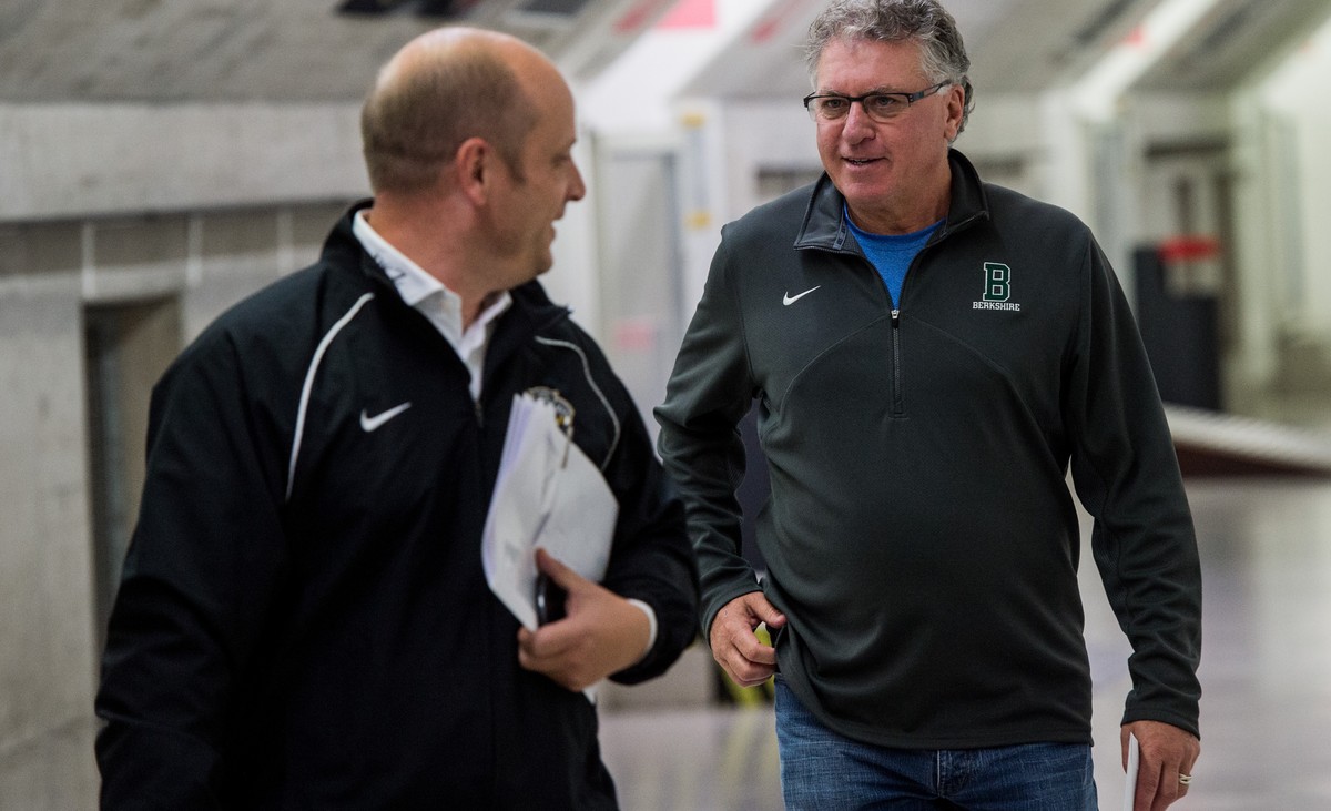 Doug Shedden, rechts, der neue Trainer vom HC Lugano, und Sportdirektor Roland Habisreutinger erscheinen zu einer Medienkonferenz nach seinem ersten Training mit dem Eishockeyclub HC Lugano, am Mittwo ...
