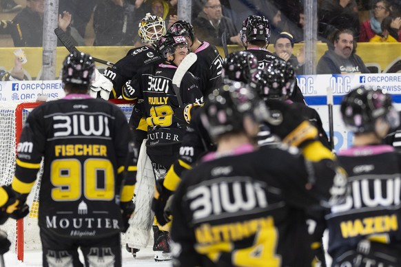 Torhueter Damiano Ciaccio (HCA) und seine Teamkollegen jubeln ueber den Sieg im Eishockey Meisterschaftsspiel der National League zwischen dem HC Ajoie und den SCL Tigers, am Dienstag, 21. Oktober 202 ...