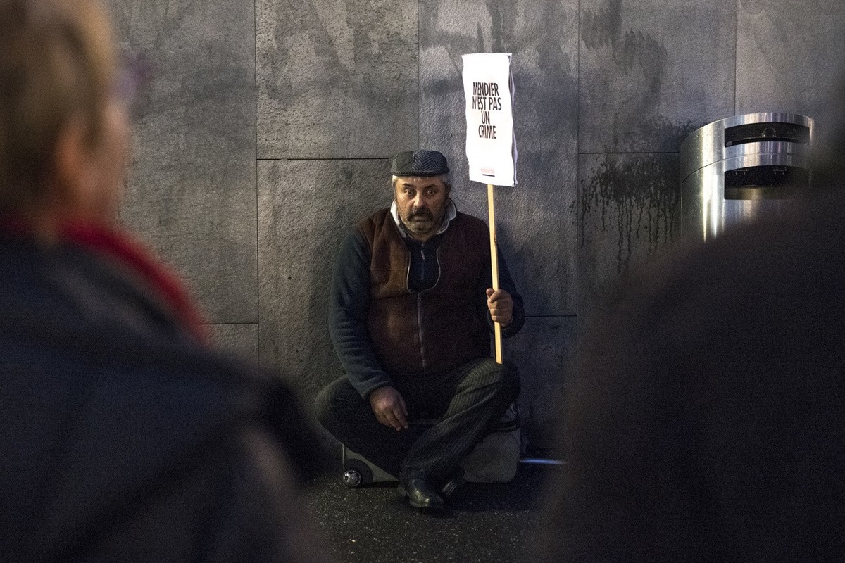 Un mendiant rom manifeste contre l'interdiction de mendier dans le canton de Vaud ce jeudi 1 novembre 2018 dans la rue a Lausanne. L'interdiction de la mendicite est etendue des ce jeudi a t ...