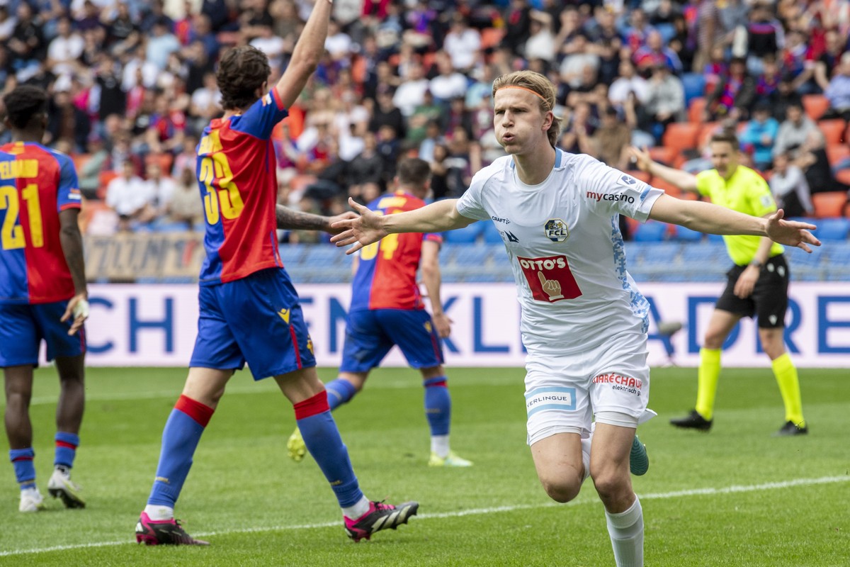Luuk Breeedijk, rechts, von Luzern feiert das Tor zum 0:2 beim Super League Meisterschaftsspiel zwischen dem FC Basel und dem FC Luzern vom Sonntag, 23. April 2023 in Basel. (KEYSTONE/Urs Flueeler)