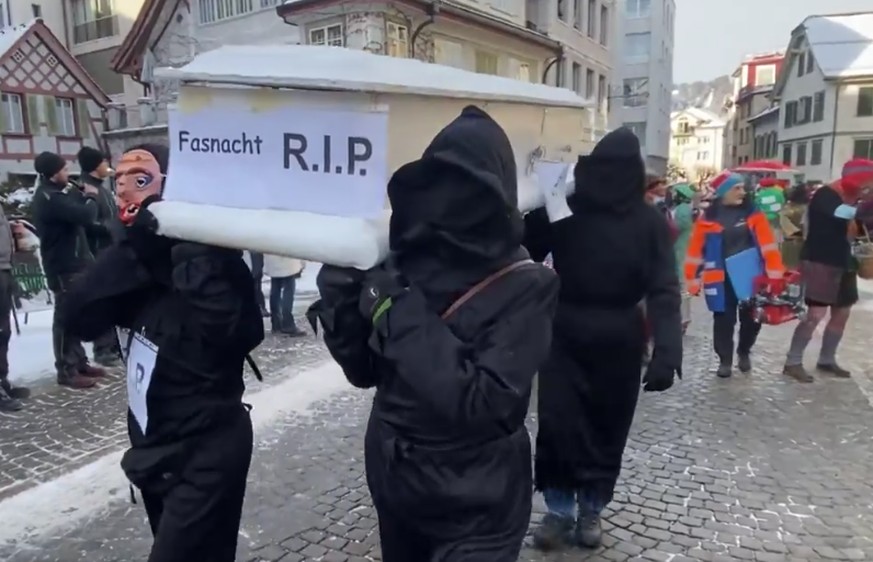 Fasnachtsgruppen zogen am Güdismontag trotz Corona und Veranstaltungsverbot durch Einsiedeln.