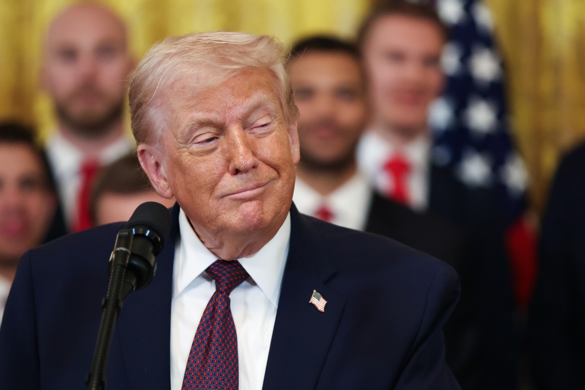 epa12652328 US President Donald Trump speaks during an event honoring the 2025 Stanley Cup Champions, The Florida Panthers, in the East Room of the White House, in Washington, DC, USA, 15 January 2026 ...