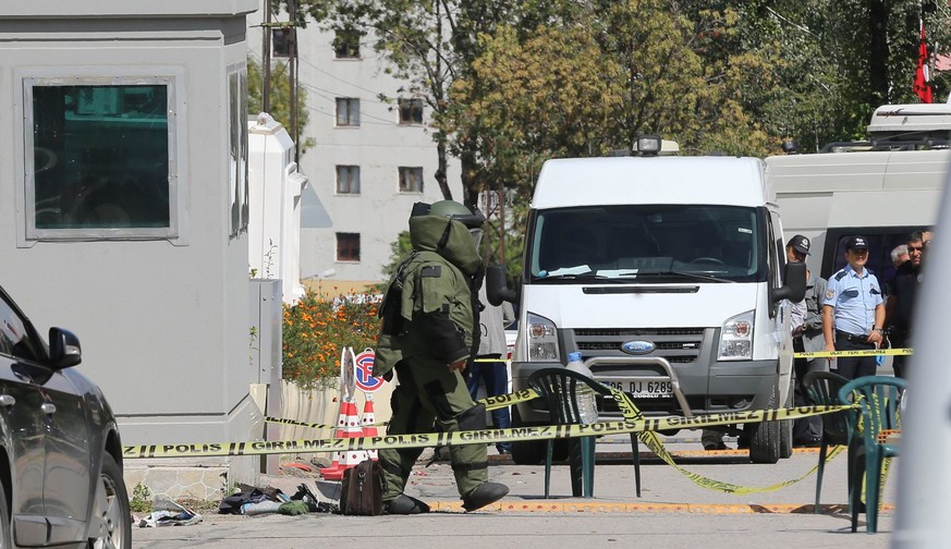 epa05550414 A Turkish bomb expert examines the area after an attack to Israeli Embassy in Ankara, Turkey, 21 September 2016. An attacker armed with a knife tried to stab a security guard, who then fir ...