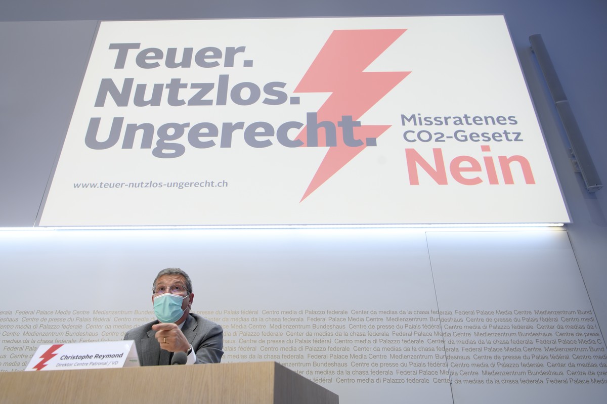Christophe Reymond, Direktor Centre Patronal, spricht waehrend einer Medienkonferenz des Wirtschaftskomitees 'Nein zum CO2-Gesetz', am Dienstag, 20. April 2021 in Bern. (KEYSTONE/Anthony Ane ...