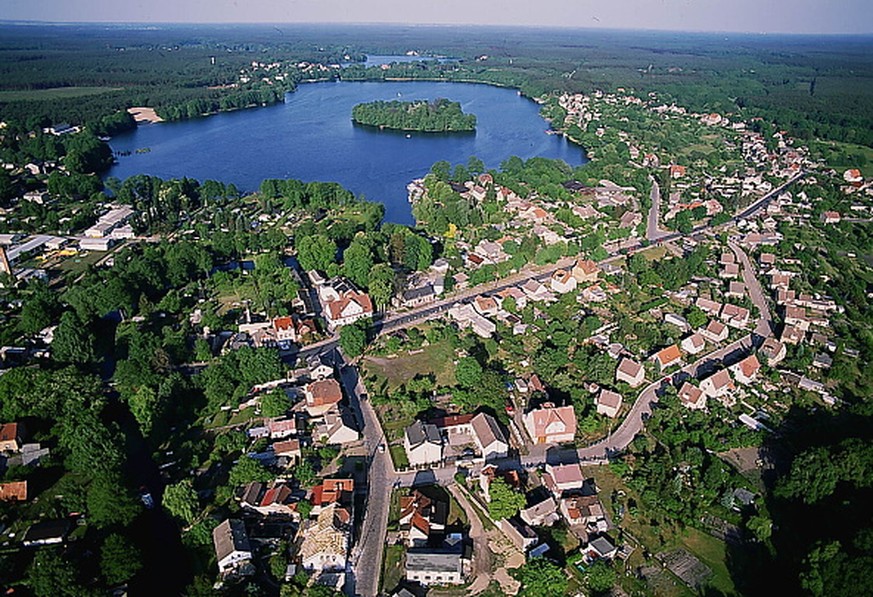 (GERMANY OUT) Luftbild von Grünheide / Oder-Spree-Kreisam Peetzsee- 1993 (Photo by Willmann/ullstein bild via Getty Images)