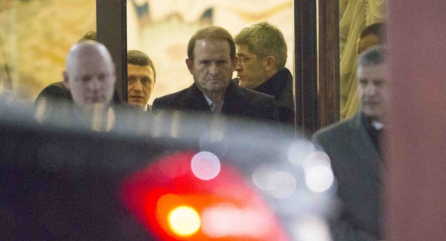 Enttäuschte Gesichter:&nbsp;Viktor Medwedtschuk verlässt das Treffen in Minsk.&nbsp;&nbsp;