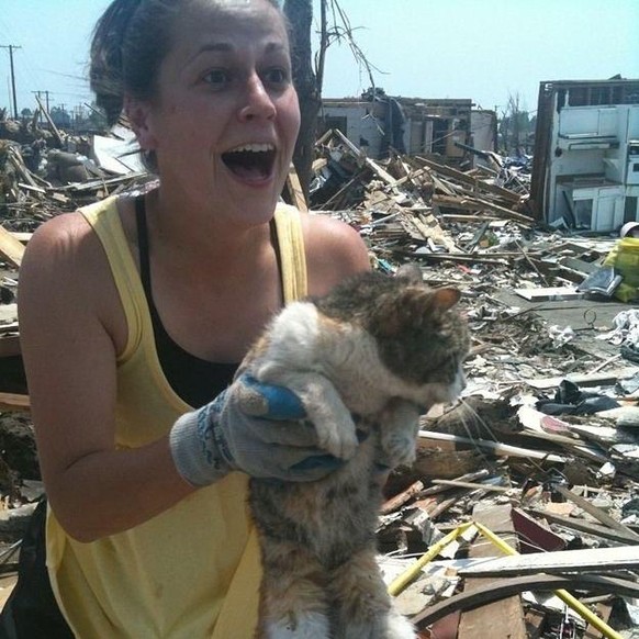 Eine Frau findet ihre Katze nach einem Erdbeben wohlauf.