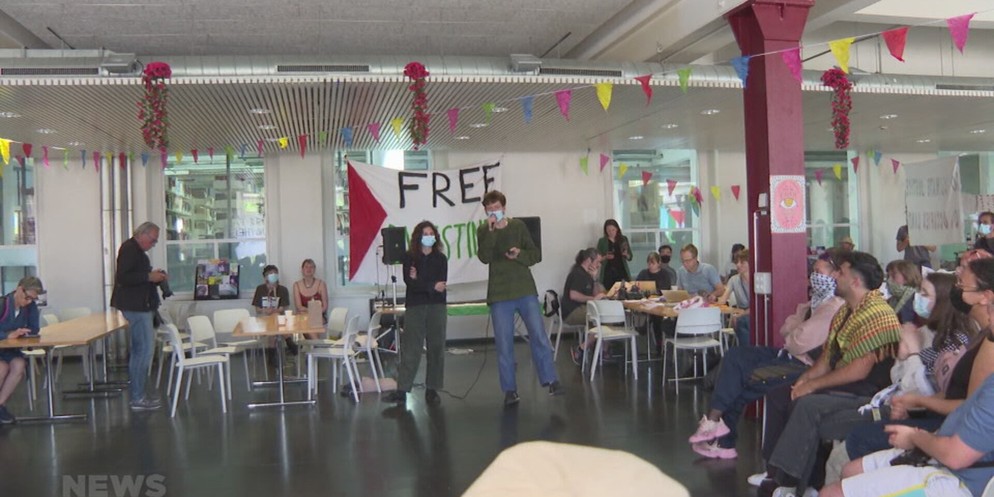 Bis heute Mittag um 12 Uhr hätten sie weg sein sollen: Doch die Besetzerinnen und Besetzer des Unitobler-Gebäudes in Bern sind geblieben, sie haben das Ultimatum der Universitätsleitung verstreichen l ...