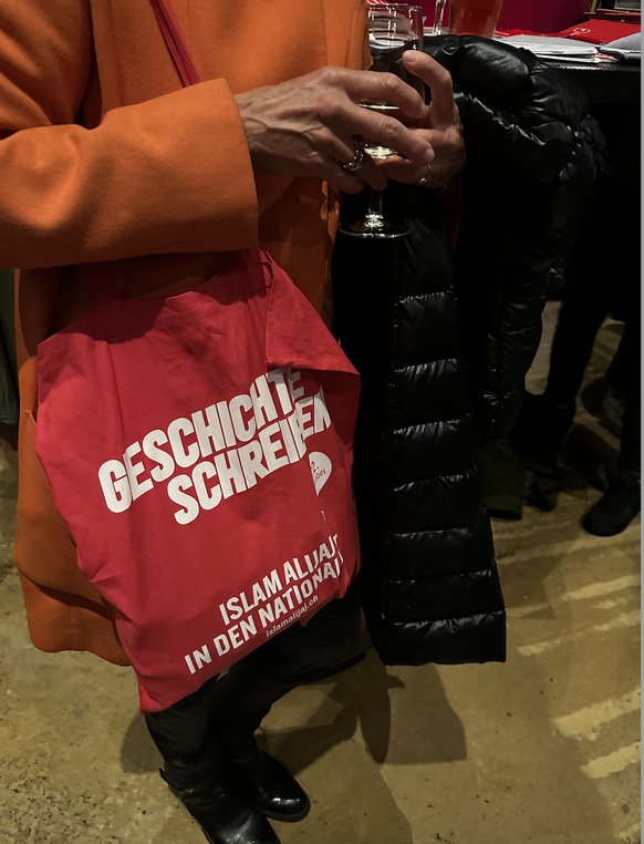 Wahlen 2023: Es blieb nicht nur bei den T-Shirts: auch Taschen wurden angefertigt