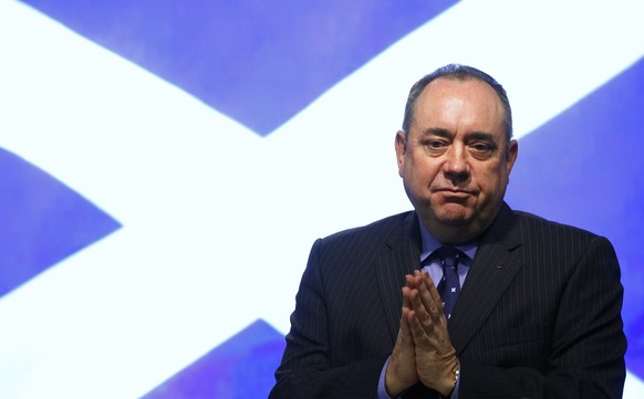 Salmond vor einer schottischen Flagge.