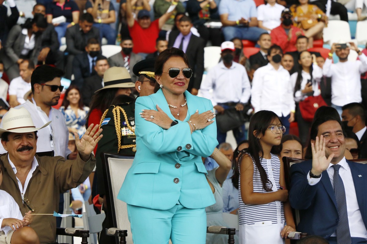 epa10187100 Honduran President Xiomara Castro attends celebrations for Honduras's 201st anniversary of independence from the Spanish Crown, at the Jose de la Paz Herrera National Stadium in Teguc ...