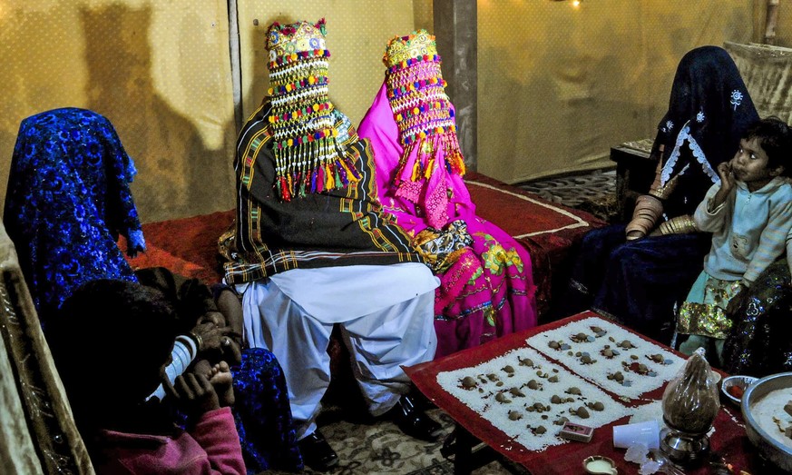 epa04545368 A picture made available on 03 January 2015 shows a Hindu minority bridal couple attending a mass wedding ceremony in Karachi, Pakistan, 02 January 2015. The Pakistan Hindu Council organiz ...