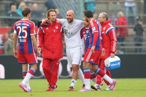 Pepe Reina humpelt vom Feld.