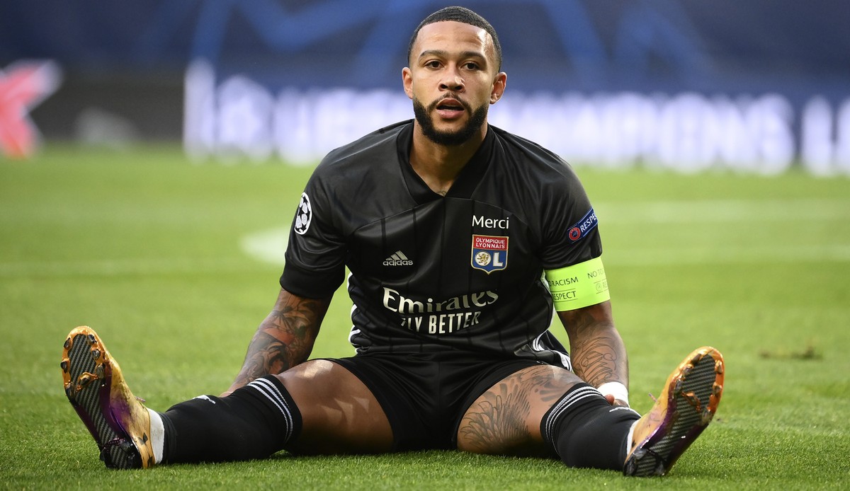 Lyon's Memphis Depay reacts after missing a chance to score during the Champions League semifinal soccer match between Lyon and Bayern at the Jose Alvalade stadium in Lisbon, Portugal, Wednesday, ...
