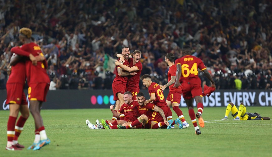 epa09975843 Players of Roma celebrate after winning the UEFA Europa Conference League final between AS Roma and Feyenoord Rotterdam at National Arena in Tirana, Albania, 25 May 2022. EPA/Malton Dibra