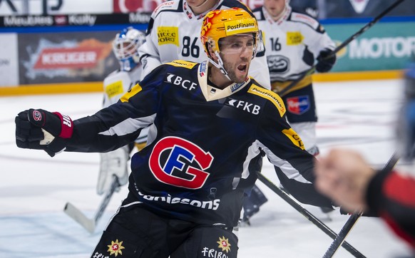 Joie du top Scorer PostFinance fribourgeois Ryan Gunderson, apres le premier but marque par l&#039;attaquant fribourgeois Viktor Stalberg lors du match du championnat suisse de hockey sur glace de Nat ...