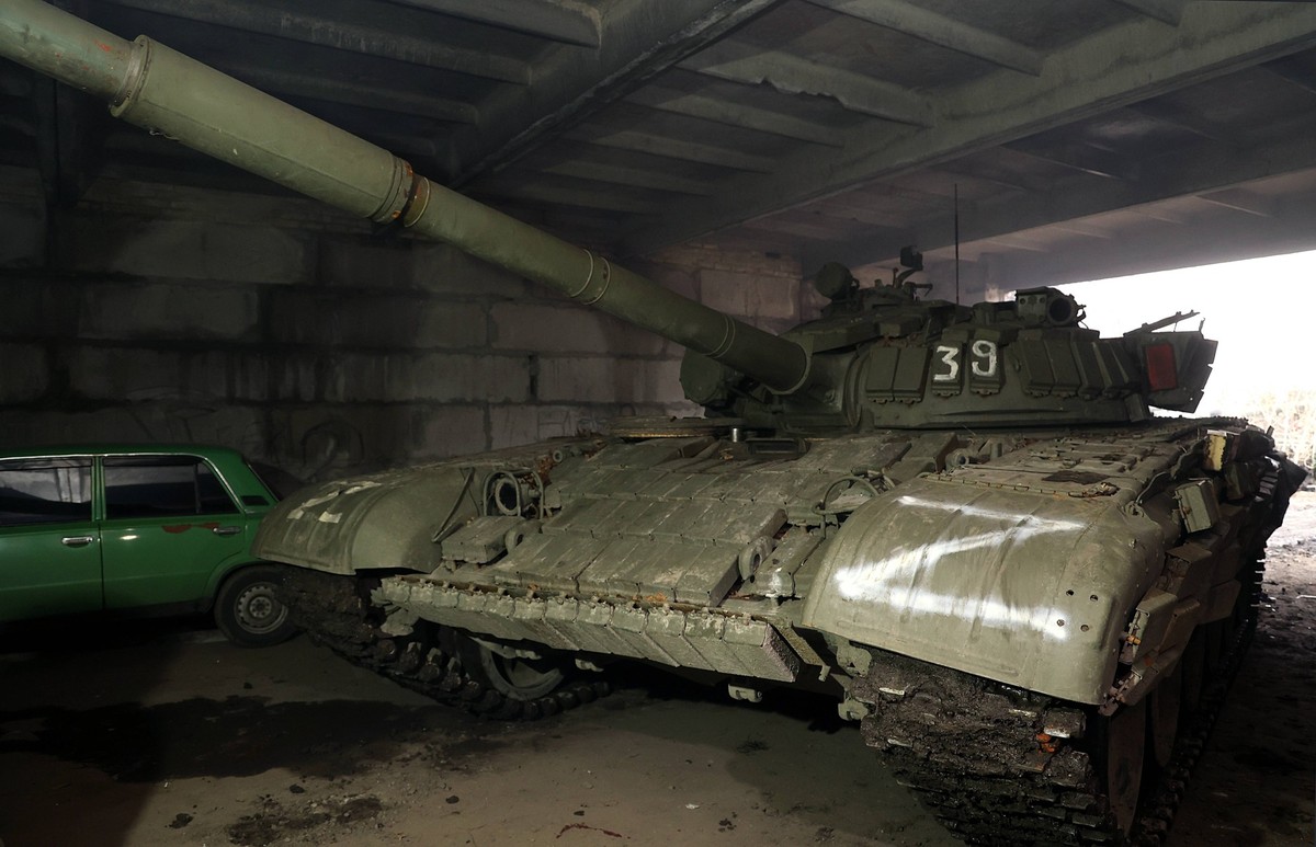 Russia Ukraine Military Operation Repair Unit 8325783 28.11.2022 A T-72 tank is seen in the hangar of the DPR repair unit, at the unknown location in Donetsk region, Donetsk People s Republic, Russia. ...