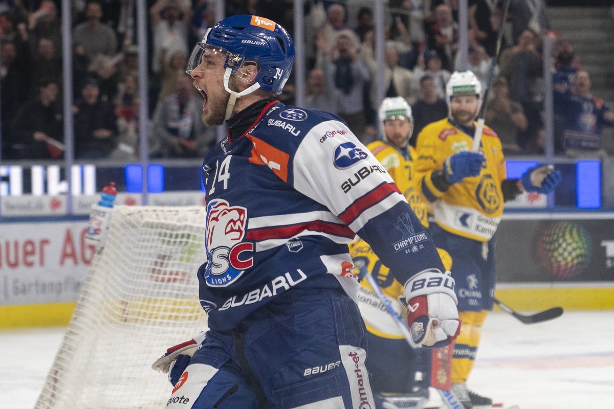 Der Torschuetze Chris Baltisberger (ZSC) jubelt nach dem Tor zum 2:1 bei dem Spiel 2 des Playoff Halbfinal der Eishockey National League zwischen den ZSC Lions und dem HC Davos am Montag, 6. April 202 ...