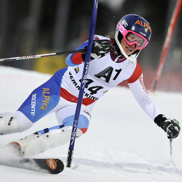 epa03519796 Michelle Gisin of Switzerland clears a gate during the first run of the Women&#039;s Slalom race at the Alpine Skiing World Cup in Semmering, Austria, 29 December 2012. EPA/HERBERT NEUBAUE ...