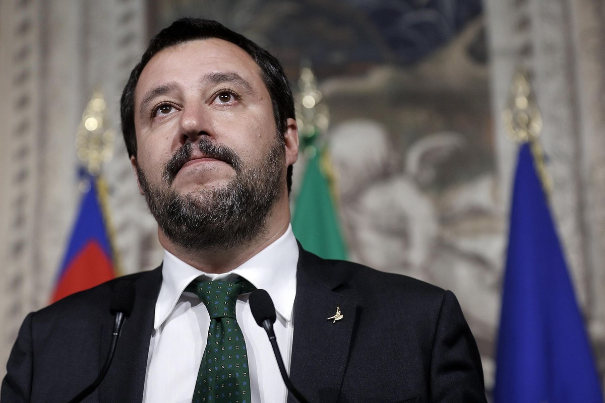 epa06754536 The Lega party's leader Matteo Salvini addresses the media after a meeting with Italian President Sergio Mattarella at the Quirinal Palace, Rome, Italy, 21 May 2018. 5-Star Movement ( ...