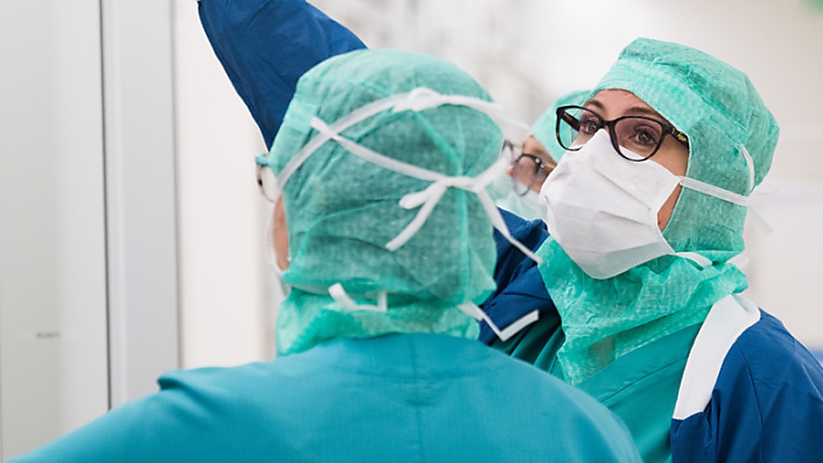 Im Kampf gegen das Coronavirus benötigt das medizinische Personal dringend Schutzausrüstung. Der Bundesrat hat nun die Exporte aus der Schweiz beschränkt. (Archivbild)