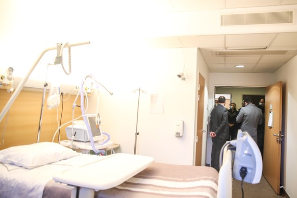 epa09021232 President of the Ile-de-France Region Valerie Pecresse (C) talks with doctors outside of a room with the new modular resuscitation bed, inside Intercommunal Hospital Center of Creteil, nea ...