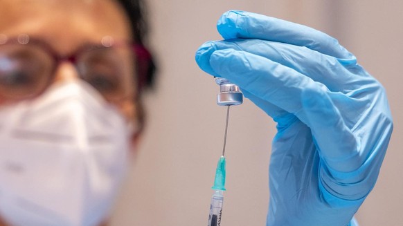 ABD0052_20210311 - SCHWAZ - ÖSTERREICH: Mitarbeiterin beim Aufziehen einer Spritze aufgenommen am Donnerstag 11. März 2021 in Schwaz. Beginn der Impfaktion für den Bezirk Schwaz. 100.000 zusätzliche I ...
