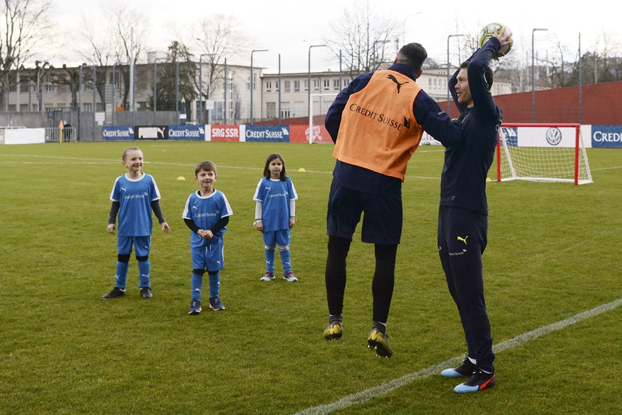 Renato Steffen, links, und Stephan Lichtsteiner waehrend des Training der Schweizer Fussballnationalmannschaft im Stadion Letzigrund, am Montag, 18. Maerz 2019, in Zuerich.(KEYSTONE/Melanie Duchene)