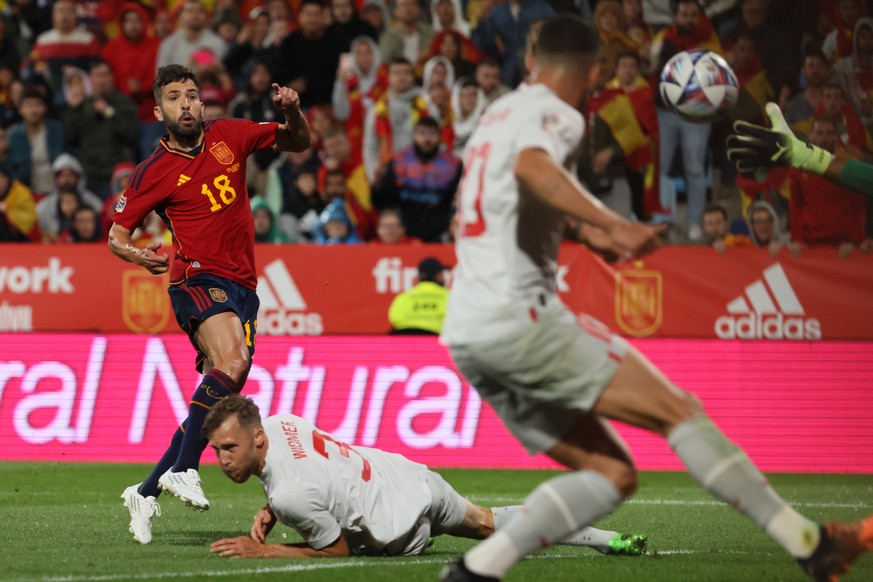 epa10204426 Spain&#039;s Jordi Alba (L) scores the 1-1 equalizer during the UEFA Nations League soccer match between Spain and Switzerland in Zaragoza, Spain, 24 September 2022. EPA/Toni Galan