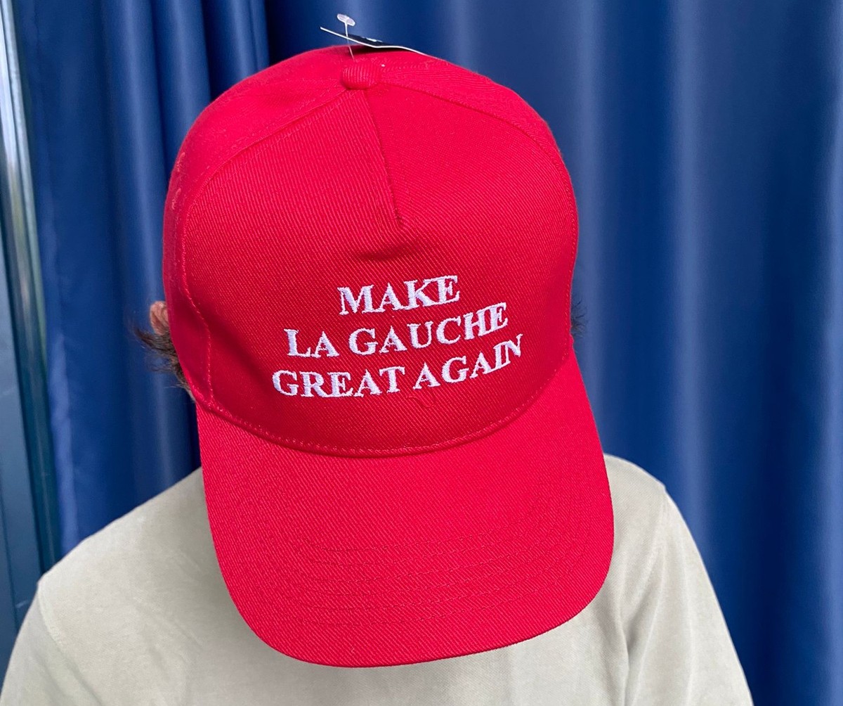 Avec l'étiquette s'il vous plaît.