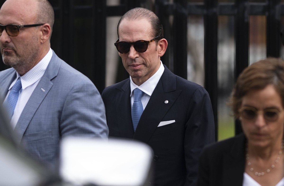 31 de agosto de 2022. San Juan, PR. Salida del banquero Julio Herrera Velutini de la sede del Negociado Federal de Investigacion FBI, tras declararse no culpable por cargos relacionados al caso contra ...