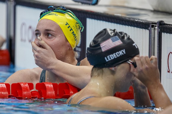 epa09365784 Ariarne Titmus (L) of Australia celebrates after winning in the Women&#039;s 400m Freestyle Final while Katie (Kathleen) Ledecky (R) of the US finishes second during the Swimming events of ...