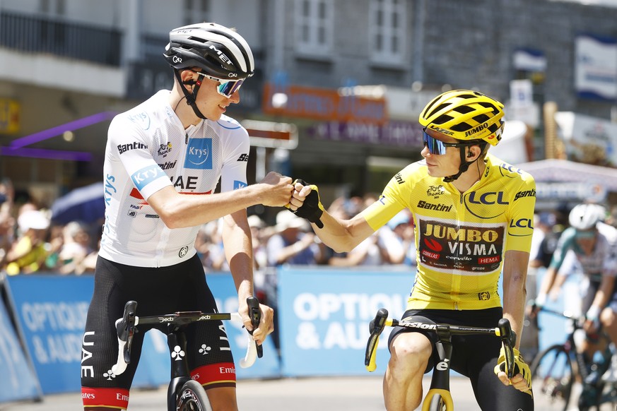 epa10083847 Slovenian rider Tadej Pogacar (L) of UAE Team Emirates bumps fists with the Yellow Jersey Danish rider Jonas Vingegaard (R) of Jumbo Visma ahead of the start of the 18th stage of the Tour  ...