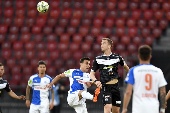 Der Grasshopper Trent Sainsbury, links, gegen den Tessiner Marc Janko, rechts, beim Fussballspiel der Super League Grasshopper Club Zuerich gegen den FC Lugano 
im Stadion Letzigrund in Zuerich am Sam ...