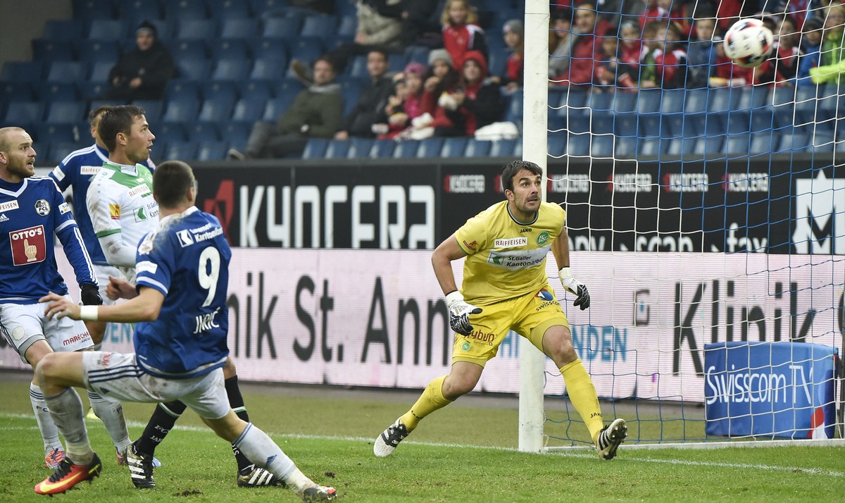 23.10.2016; Luzern; FUSSBALL SUPER LEAGUE - Luzern - St.Gallen;Tomi Juric (Luzern) schiesst den Ball gegen Torhueter Daniel Lopar (St.Gallen) an die Latte(Martin Meienberger/freshfocus)