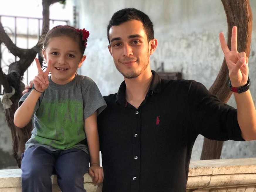 Matteo mit einem syrischen Mädchen in Tel Rifaat.