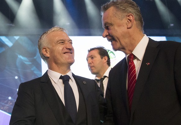 Didier Deschamps und Nati-Trainer Ottmar Hitzfeld bei der WM-Auslosung im Dezember.