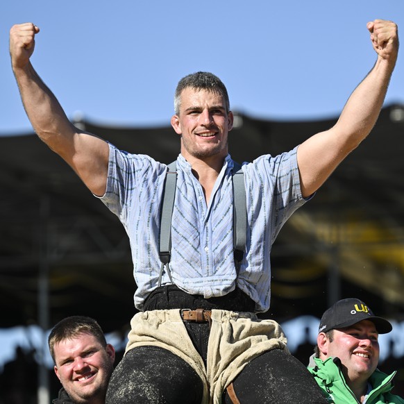 Der Thurgauer Samuel Giger gewinnt gegen den Toggenburger Werner Schlegel, im Schlussgang am Nordostschweizer Schwingfest, am Sonntag, 26. Juni 2022, in Balterswil. (KEYSTONE/Gian Ehrenzeller)