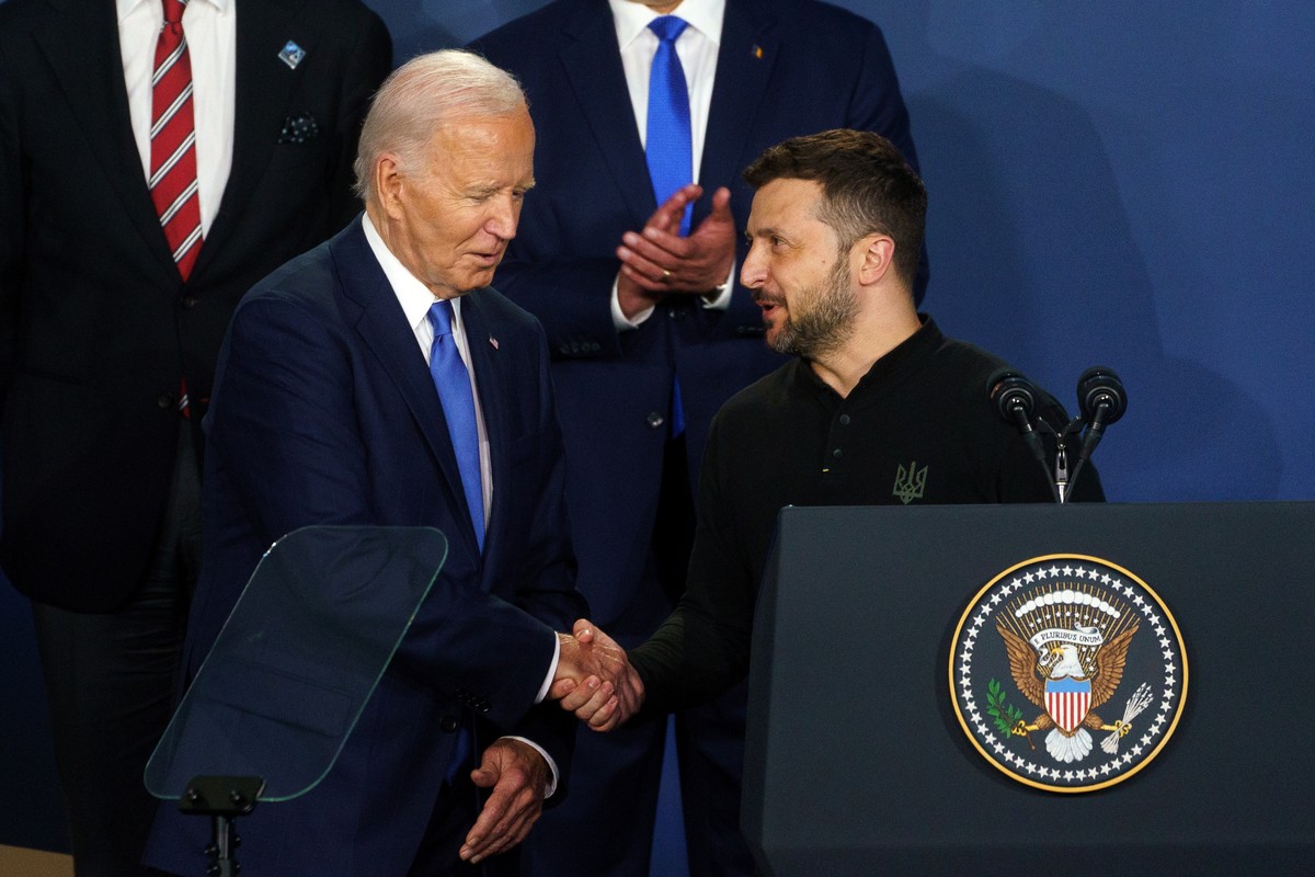 epa11473435 US President Joe Biden (L) and Ukraine President of Ukraine Volodymyr Zelensky (R) shake hands during a ceremony for the ?Ukraine Compact? during the North Atlantic Treaty Organization (NA ...
